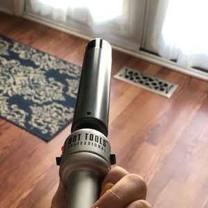 Hot tools curling rod. Used once and didn’t like the wide curls.